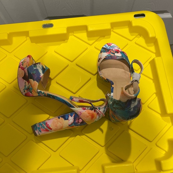 Multicolored floral open toe heels - Picture 3 of 5